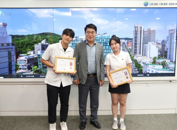 관악구 모범 선행 청소년 표창자와 단체 기념촬영(가운데 박준희 관악구청장)