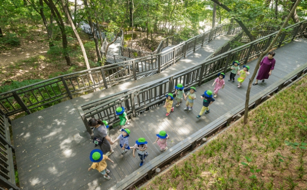 이번에 완성된 지양산 순환형 무장애숲길을 이용 중인 지역 아동들의 모습