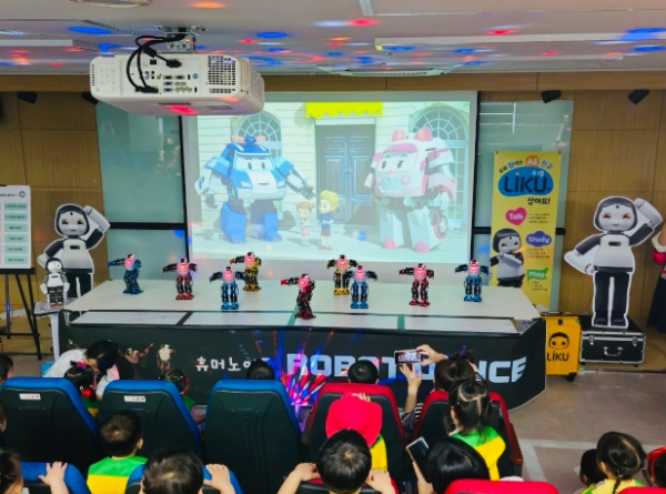 대구 동구청(구청장 윤석준) 육아종합지원센터는 지난 17일부터 21일까지, 특화사업으로 ‘AI 인공지능 로봇과 친해지기’ 프로그램을 진행했다.