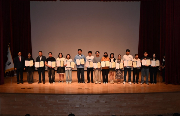 예산사랑장학회 장학증서 수여 및 기념촬영