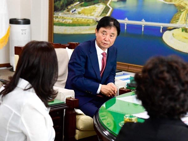 아이기르기 가장 좋은 화천입니다. 최문순 군수에게 감사패 전달