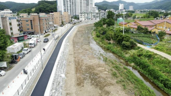 용인특례시가 용덕사천에 산책로를 조성했다
