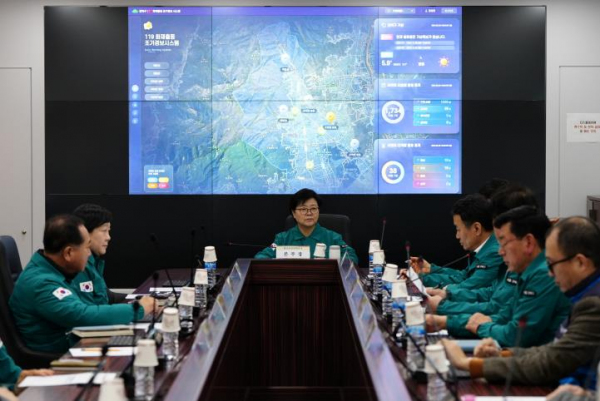 이순희 강북구청장이 강북구 재난안전대책본부 회의에서 디지털강북 통합플랫폼에 관한 보고를 받고 있다.