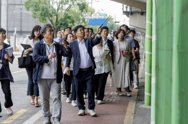 지난달 현장구청장실을 운영해 서강대교남단의 시설노후를 살피는 박강수 구청장