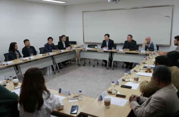 이상일 용인특례시장이 15일 연극 '안티고네' 관람전 주한그리스 대사관 및 각국 연극 관계자들과 간담회를 갖었다