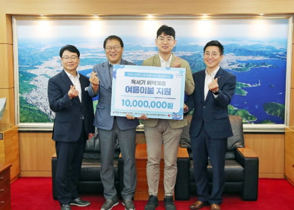 왼쪽부터 서호관 복지여성보건국장, 장금용 창원특례시 제1부시장, 조대호 한국마사회 대리, 박은덕 경남사회복지공동모금회 사무처장