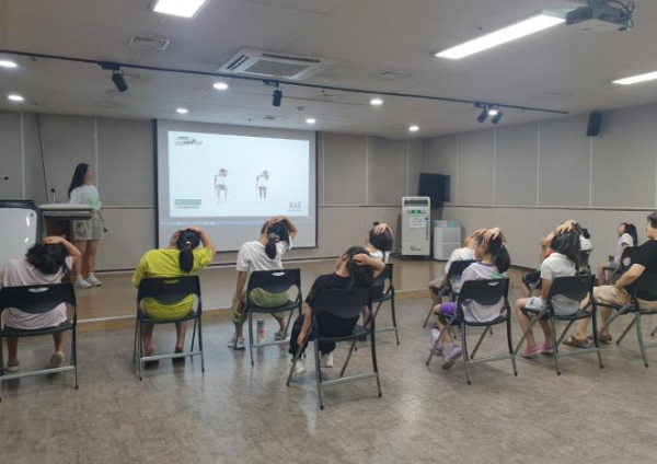 어린이들이 비만 예방 교육을 듣고 있다.