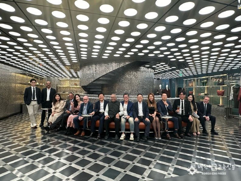사진제공:KOFA - GUCCI Style CEO Wine & Dine terrace 행사에 참여한 GCEO 내.외국인 대표이사들이 단체사진을 촬영하고있다.