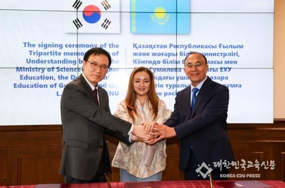 카자흐스탄 가니 베이셈바예프 교육부장관, 주카자스흐탄 대사와 기념 촬영