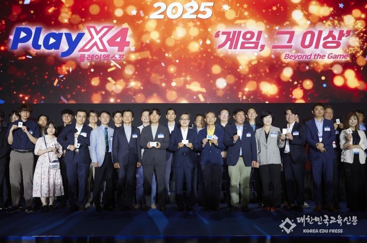 21일 오전 킨텍스 1전시장에서 열린 2025 플레이엑스포(PlayX4)에서 김동연 경기도지사와 참가자 전원이 기념촬영을 하고 있다.