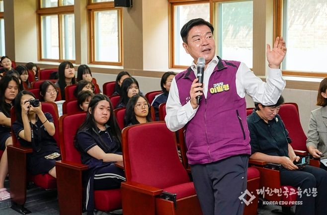 이필형 동대문구청장이 해성국제컨벤션고에서 체인지 메이커 특별 강연하는 모습